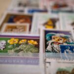 une table surmontée de beaucoup de timbres différents